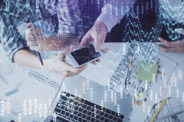 Önx grafik çizimine çifte maruz kalma ve kadın ve erkeğin birlikte çalışarak mobil bir cihaz kullanması. Ticaret konsepti.