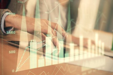 Önx grafik çizimine çifte maruz kalma ve kadın ve erkeğin birlikte çalışarak mobil bir cihaz kullanması. Ticaret konsepti.