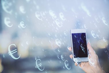 Ön x çizelgesine çift pozlama, hologram çizimi ve cep telefonu kullanan bir kadın. Borsa konsepti.