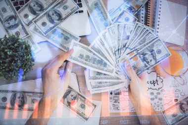 Finansal grafiğe çoklu pozlama hologram, Amerikan dolarları ve insan eli. Analiz kavramı.
