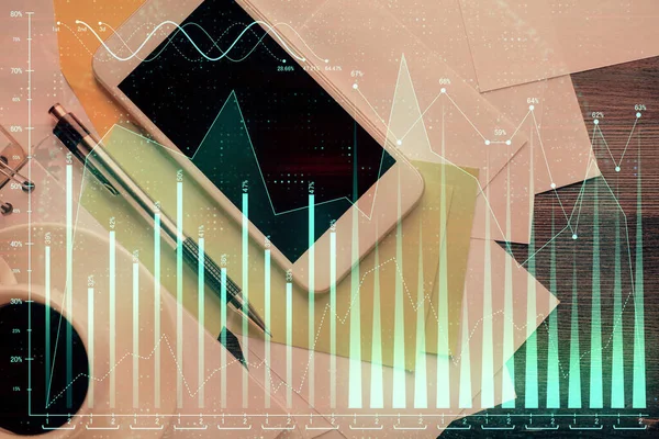 Wielokrotna ekspozycja hologramu forex na pulpicie z telefonem. Widok góry. Koncepcja mobilnej platformy handlu. — Zdjęcie stockowe