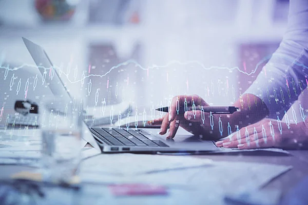 Dubbele blootstelling van de vrouw handen typen op de computer en forex grafiek hologram tekening. Begrip beursbelegging. — Stockfoto