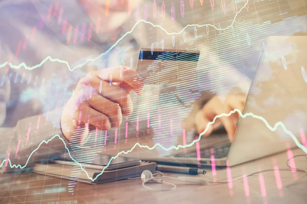 Doppelbelichtung von Menschenhänden, die eine Kreditkarte und ein Forex-Diagramm in der Hand halten. Aktienhandel und digitale Fintech im Internet-E-Commerce-Konzept. — Stockfoto