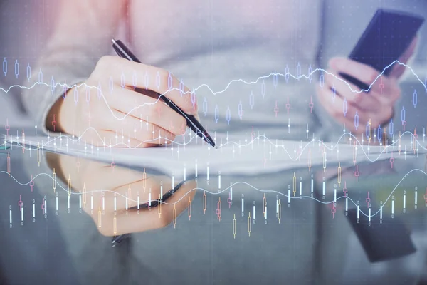 Doppelbelichtung von Forex-Diagramm Skizze Hologramm und Frau halten und mit einem mobilen Gerät. Finanzmarktkonzept. — Stockfoto