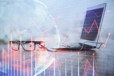 Masası ve kişisel bilgisayarı olan borsa grafiği. Çoklu maruz kalma. Mali analiz kavramı.