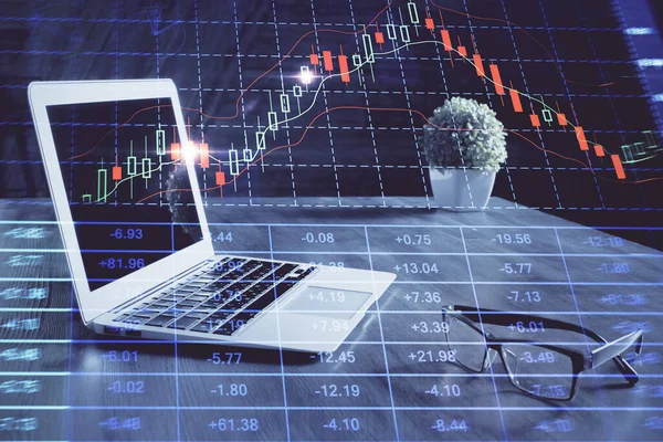 Pénzpiaci grafikon hologram és személyi számítógép a háttérben. Többszörös expozíció. A forex fogalma. — Stock Fotó