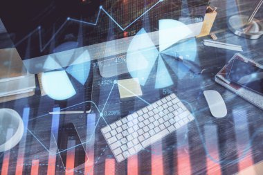 Forx çizelgesine ve bilgisayarla çalışma alanına çoklu maruz kalma. Uluslararası çevrimiçi ticaret kavramı.