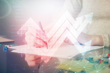 Kadınların elleri üzerinde mavi ok arka planda not alıyor. Başarı kavramı. Çift pozlama