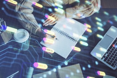 Önünde veri çözeltisi hologramı olan arka planda el yazısına çifte maruz kalma. Teknoloji konsepti. Kapat.