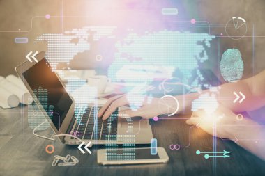 Arka planda bilgisayarla çalışan bir adamla dünya haritası hologramına çoklu maruz kalma. Dünya çapında ağ kavramı.