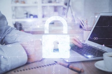 Arka planda bilgisayarda çalışan bir adamla çift kilit simgesine maruz kalma. Ağ güvenliği kavramı.