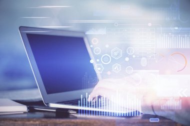 Teknoloji temalı dizüstü bilgisayarda çalışan bir adam. Büyük veri kavramı. Çift pozlama.