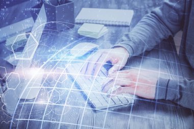 Arka planda bilgisayarla çalışan bir adamla dünya haritası hologramına çift pozlama. Dünya çapında ağ kavramı.