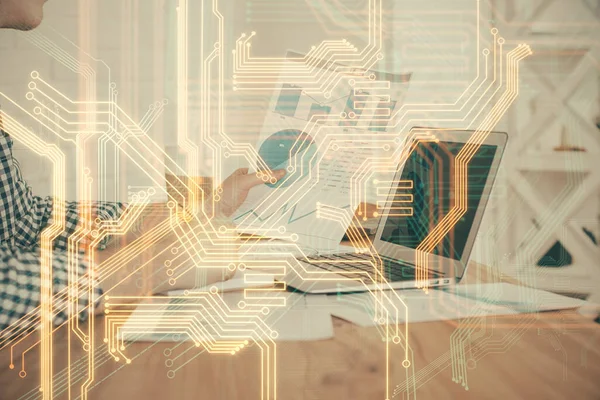 Teknik tema hologram med man som arbetar med dator på bakgrunden. Högteknologiskt koncept. Dubbel exponering. — Stockfoto