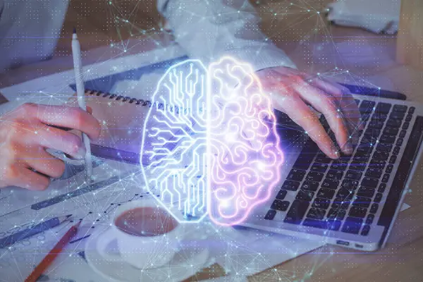 Geschäftsmann mit Computerhintergrund mit Hologramm zum Thema Gehirn. Konzept des Brainstormings. Mehrfachbelichtung. — Stockfoto