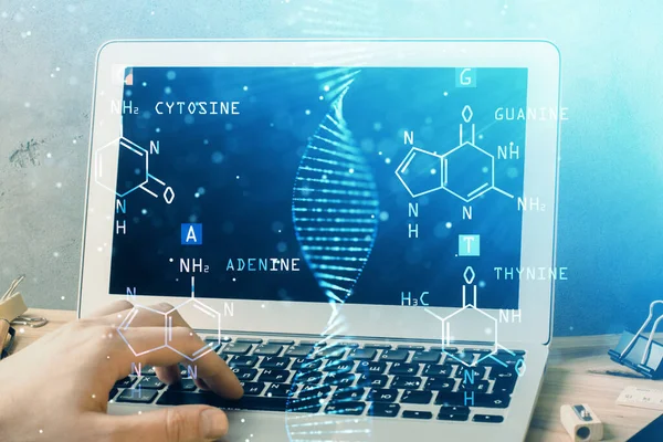 バックグラウンドでコンピュータ上で働くビジネスマンとのDNAのホログラム。生物工学の概念。二重露光. — ストック写真