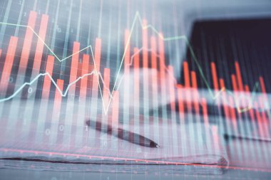Finansal grafik çizimleri ve açık defter arkaplanı olan bir masa. Önx pazarı kavramı