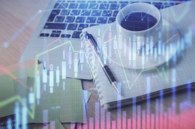 Masa arkasında kahve ve eşyalar olan ön x çizelgesi ve masaüstüne çift pozlama. Finansal piyasa ticareti kavramı