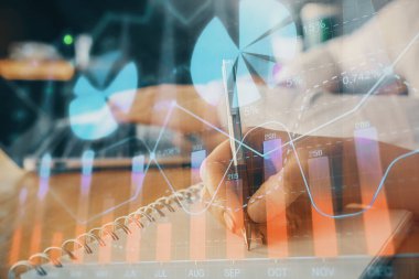 Ön x çizelgesinin arka plan notları alan insanların üzerini çizerken çift pozlama. Mali analiz kavramı