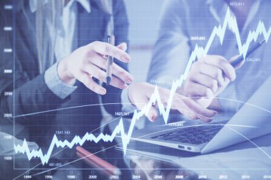 Birlikte çalışan kadın ve erkeğin birden fazla pozu ve finansal grafik hologramı. İş konsepti. Bilgisayar arkaplanı.