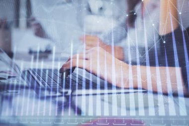 Bilgisayarda ve finansal grafik hologramında yazı yazan kadın ellerine çoklu maruz kalma. Borsa analizi kavramı.