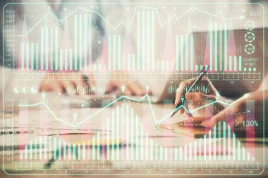 Bilgisayarda ve ön x grafik hologramında yazı yazan kadın ellerine çok maruz kalmış. Borsa analizi kavramı.