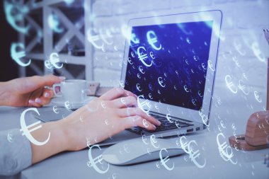 Bilgisayarda ve ön x grafik hologram çiziminde kadın eli yazarken çift pozlama. Borsa analizi kavramı.