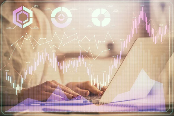 Doble exposición de las manos de la mujer que trabajan en la computadora y el dibujo del holograma gráfico de divisas. Concepto de análisis financiero. — Foto de Stock