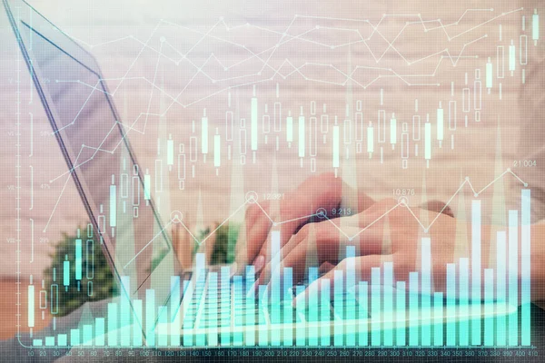 コンピュータと外国為替チャートのホログラム図面に入力する女性の手の複数の露出。株式市場分析の概念. — ストック写真