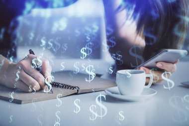 Ön x grafik çizimine çift pozlama hologram ve cep telefonu kullanan bir kadın. Borsa konsepti.