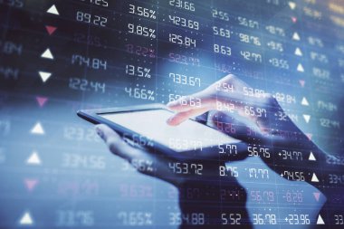 Ön x çizelgesine çift pozlama, hologram çizimi ve cep telefonu kullanan bir kadın. Finansal piyasa kavramı.