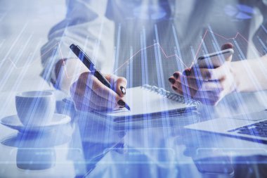 Finansal grafik çizimine çifte maruz kalma hologram ve cep telefonu kullanan bir kadın. Borsa konsepti.