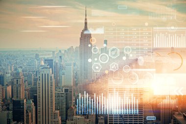 Veri temalı hologram gökdelenlerin arka planında çift pozlama ile şehir görünümüne çizim yapıyor. Teknoloji konsepti.