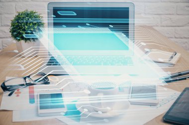 Arka planda bilgisayar ve veri temalı hologram tablosu çift pozlama. Veri teknolojisi kavramı.