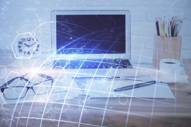 Bilgisayar ve dünya haritası hologramıyla masaüstü çifte pozlama. Uluslararası veri ağı kavramı.