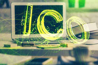 Engelleme zincirine ve kripto ekonomi temalı holograma ve bilgisayar arkaplanlı masaya çoklu maruz kalma. Bitcoin kripto para kavramı.