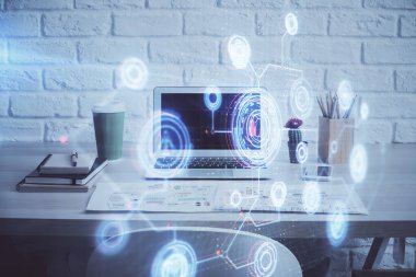 Masaüstü bilgisayarı ve teknoloji temalı holograma çift pozlama. Yazılım geliştirme kavramı.