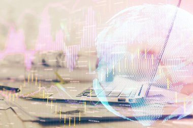 Finansal grafik renkli çizimler ve arka planda bilgisayar olan tablolar. Çifte maruziyet. Uluslararası pazarlar kavramı.