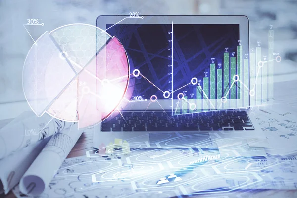 Desenho gráfico financeiro e tabela com computador em segundo plano. Dupla exposição. Conceito de mercados internacionais. — Fotografia de Stock