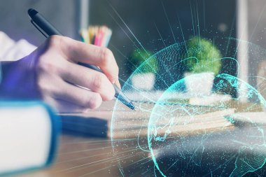 Kadınların el yazısı üzerine sosyal ağ temalı hologram. Uluslararası insanlar birbirine bağlanır. Çift pozlama