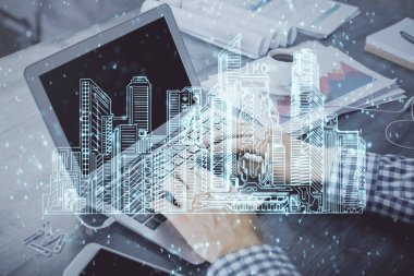 Arka planda bilgisayar üzerinde çalışan bir iş adamı ile yüksek teknoloji şehir çizimi. Akıllılık konsepti. Çift pozlama.