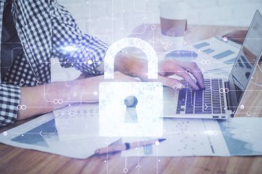 Arka planda bilgisayarda çalışan bir adamla çift kilit simgesine maruz kalma. Ağ güvenliği kavramı.