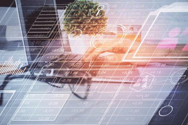 Bilgisayar geçmişi üzerinde çalışan bir adamla çok sayıda teknolojik çizime maruz kalmış. Yenilik kavramı.