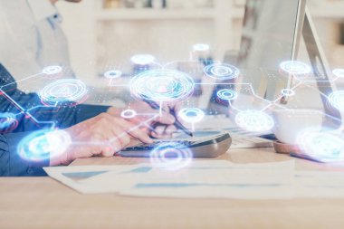 Arka planda bilgisayarla çalışan bir adamın bulunduğu medya ağı temalı hologram. İnternet iletişimi kavramı. Çift pozlama.