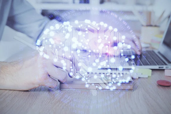 人は脳のホログラムでキーボードの背景を入力します。ビッグデータの概念。二重露光. — ストック写真