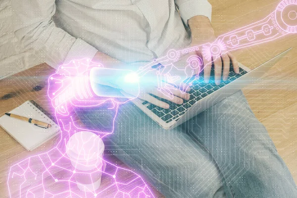 Arka planda bilgisayarla çalışan bir adamla AR hologramı. Gelişmiş gerçeklik kavramı. Çift pozlama. — Stok fotoğraf