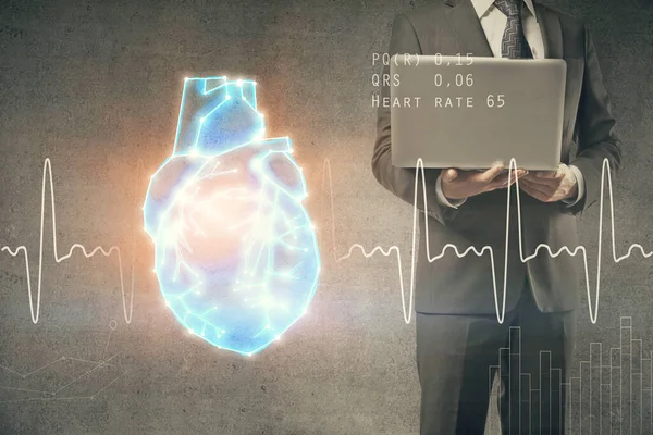 Dibujo del corazón con el hombre trabajando en la computadora en el fondo. Concepto médico. Doble exposición . —  Fotos de Stock