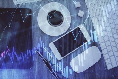 Forx grafik hologramının telefonlu masaüstü üzerinde çoklu pozlandırılması. Üst Manzara. Mobil ticaret platformu kavramı.