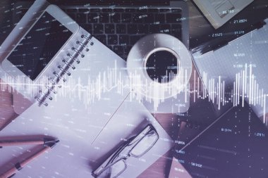 Finansal grafik hologramına telefonla çifte maruz kalma. Üst Manzara. Mobil ticaret platformu kavramı.