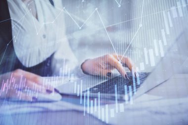 İş kadınlarının bilgisayar ve ön grafik hologram çizimlerini yazarken çift pozlama. Mali analiz kavramı.